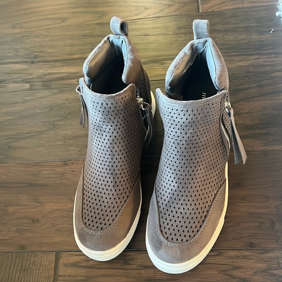 Madden Girl Shoes - Like New Madden Girl Suede Sneakers Hidden Heel Platform Wedge Booties Brown 6.5